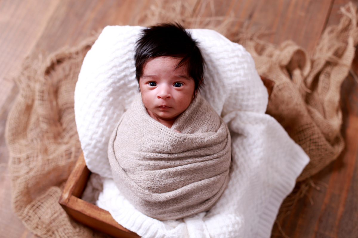 Newborn, bebê com olhos abertos,
