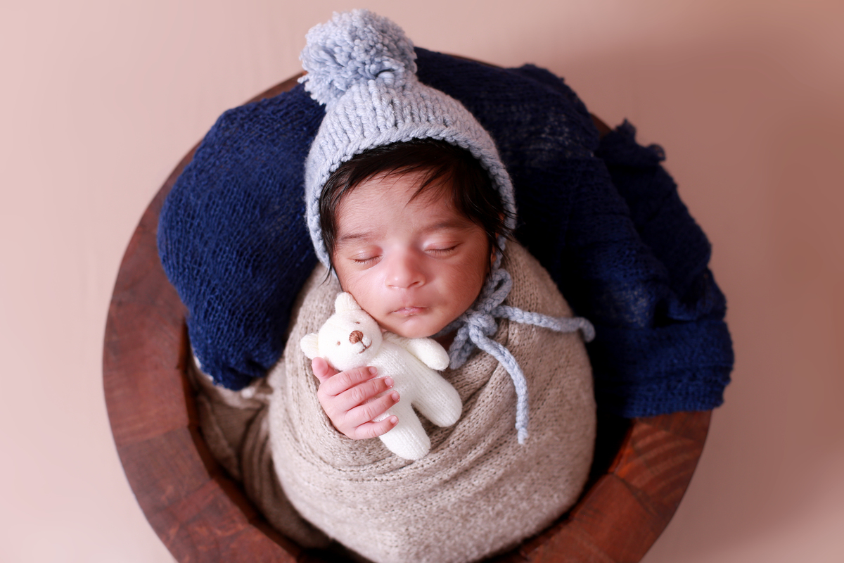 Newborn com ursinho.