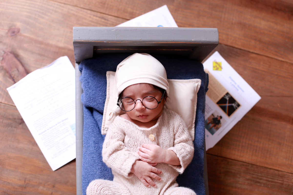 Newborn com óculos.