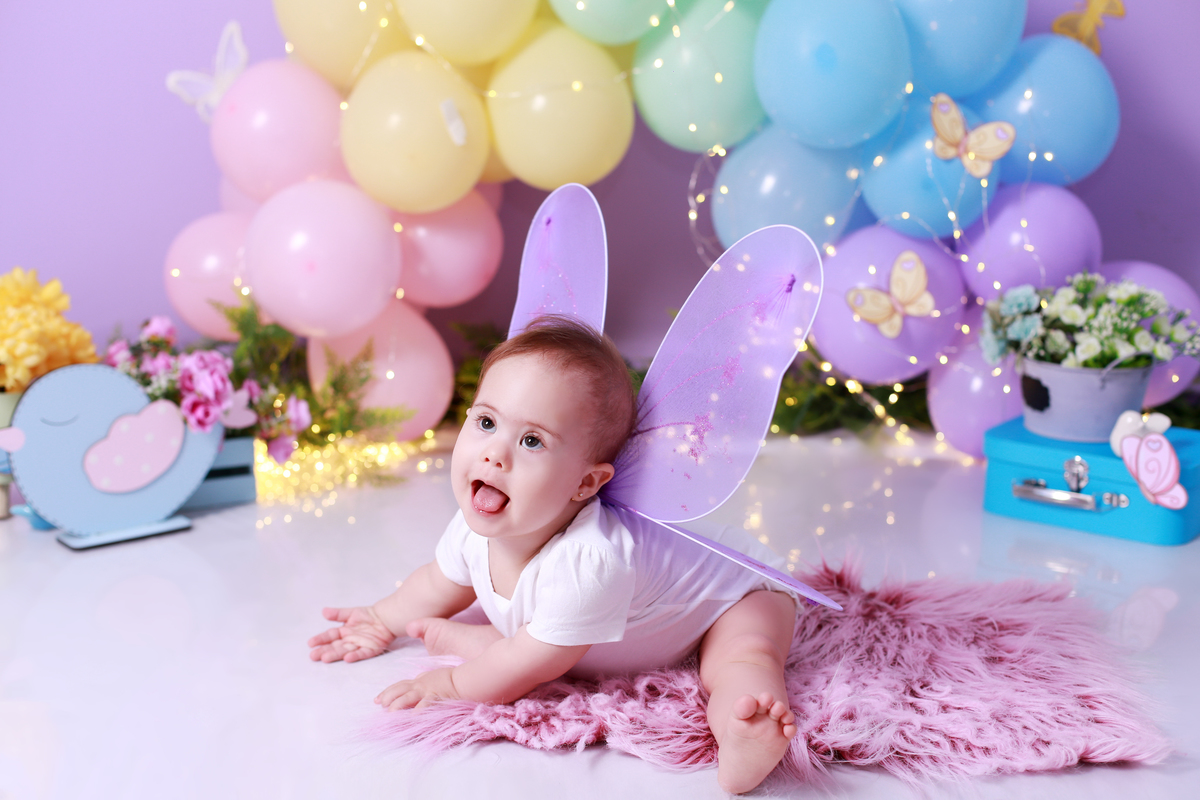 bebê com asa de borboleta