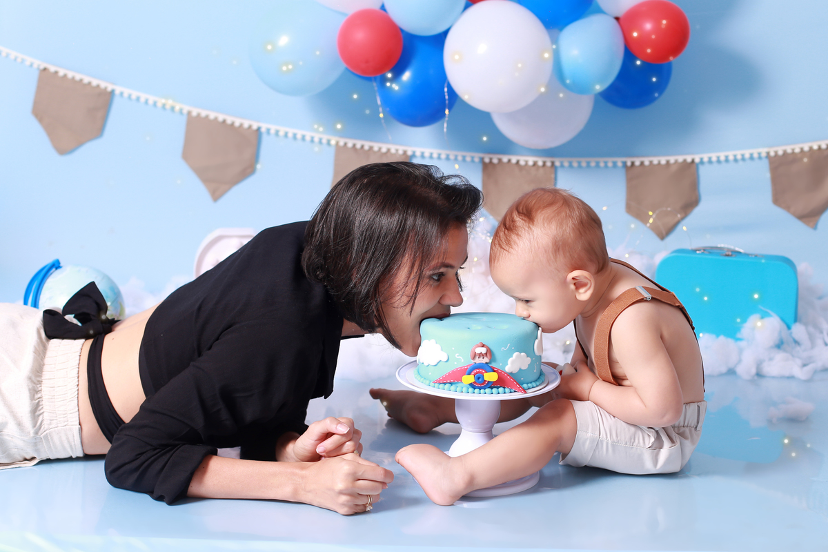 bebê comendo bolo.
