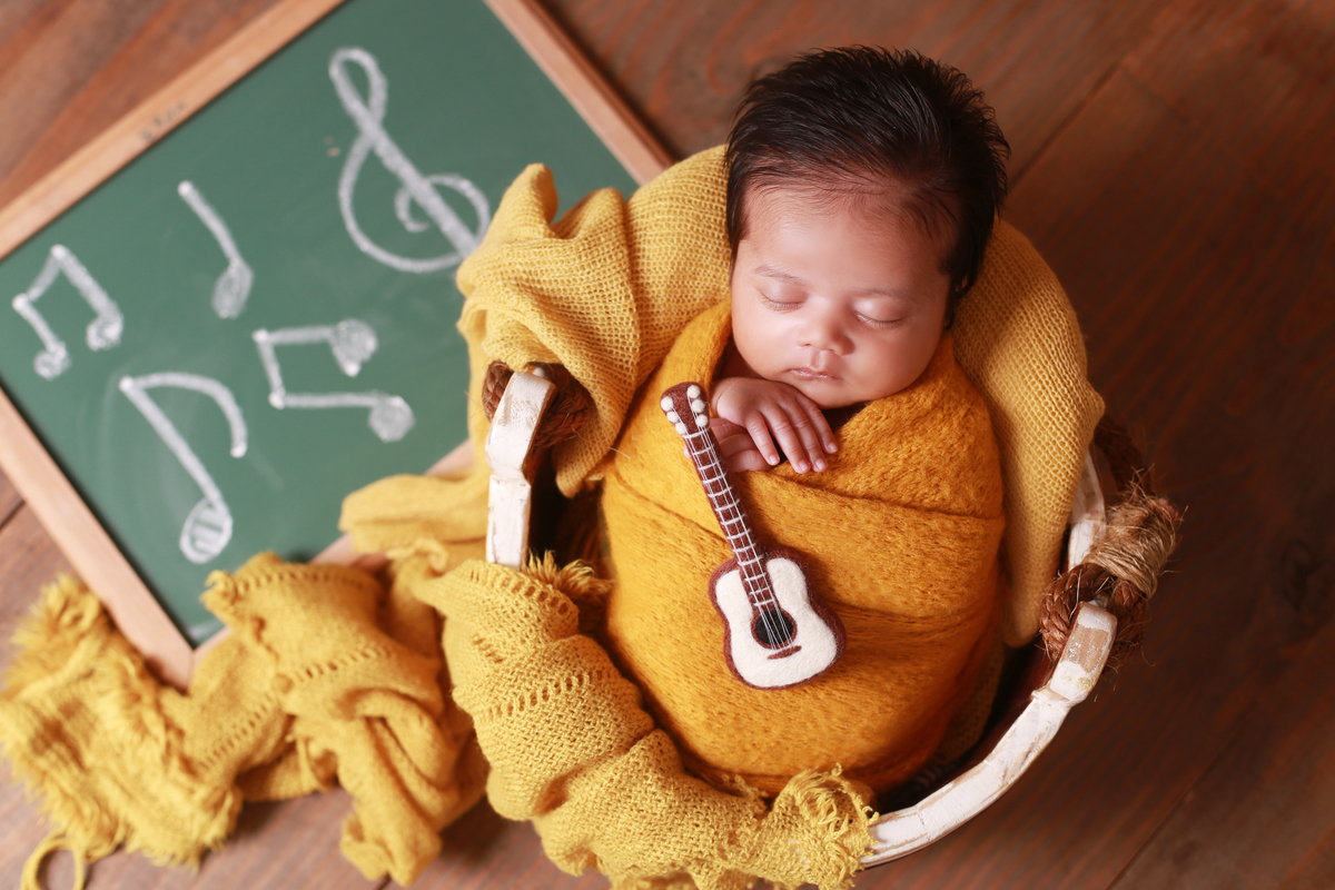 newborn com violão