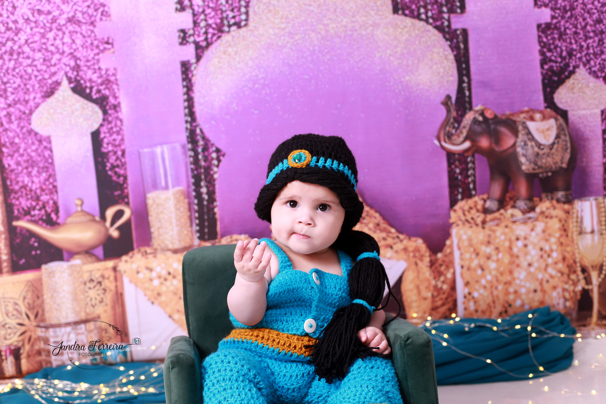 Bebê com roupinha da jamine.