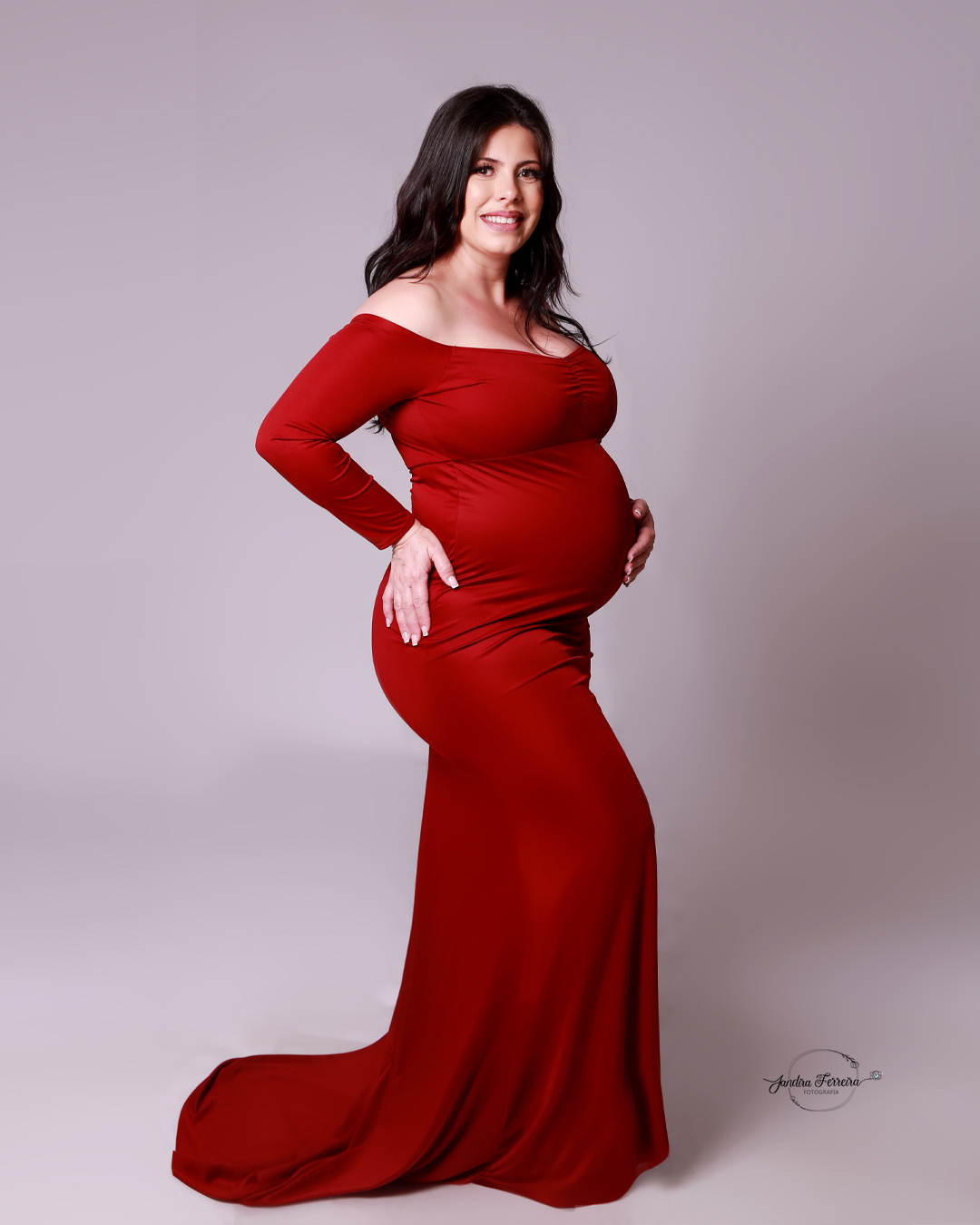 gestante de vestido vermelho.