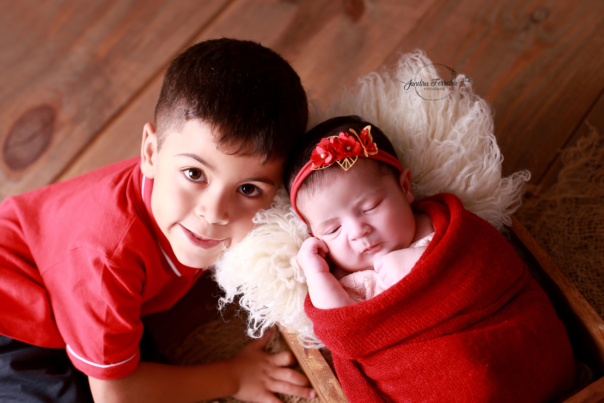 newborn com irmãos.