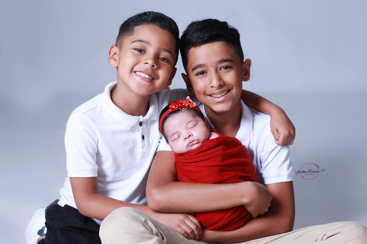 Recém-nascido com irmãos.