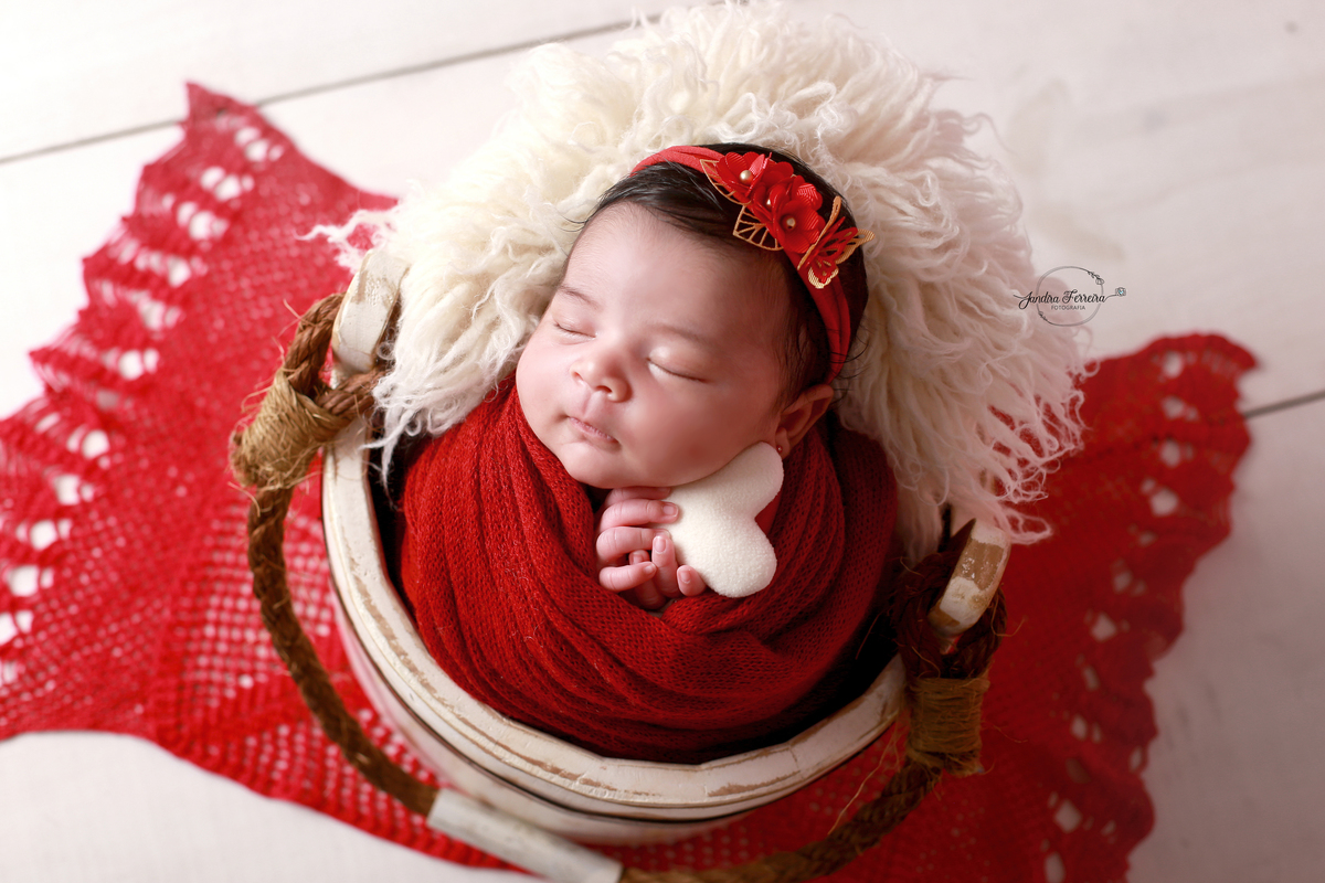 newborn de vermelho.