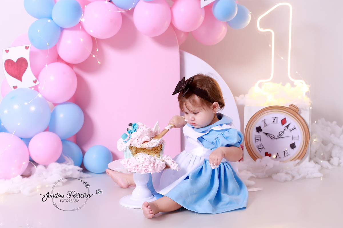 Bebê com bolo da Alice no pais das maravilhas