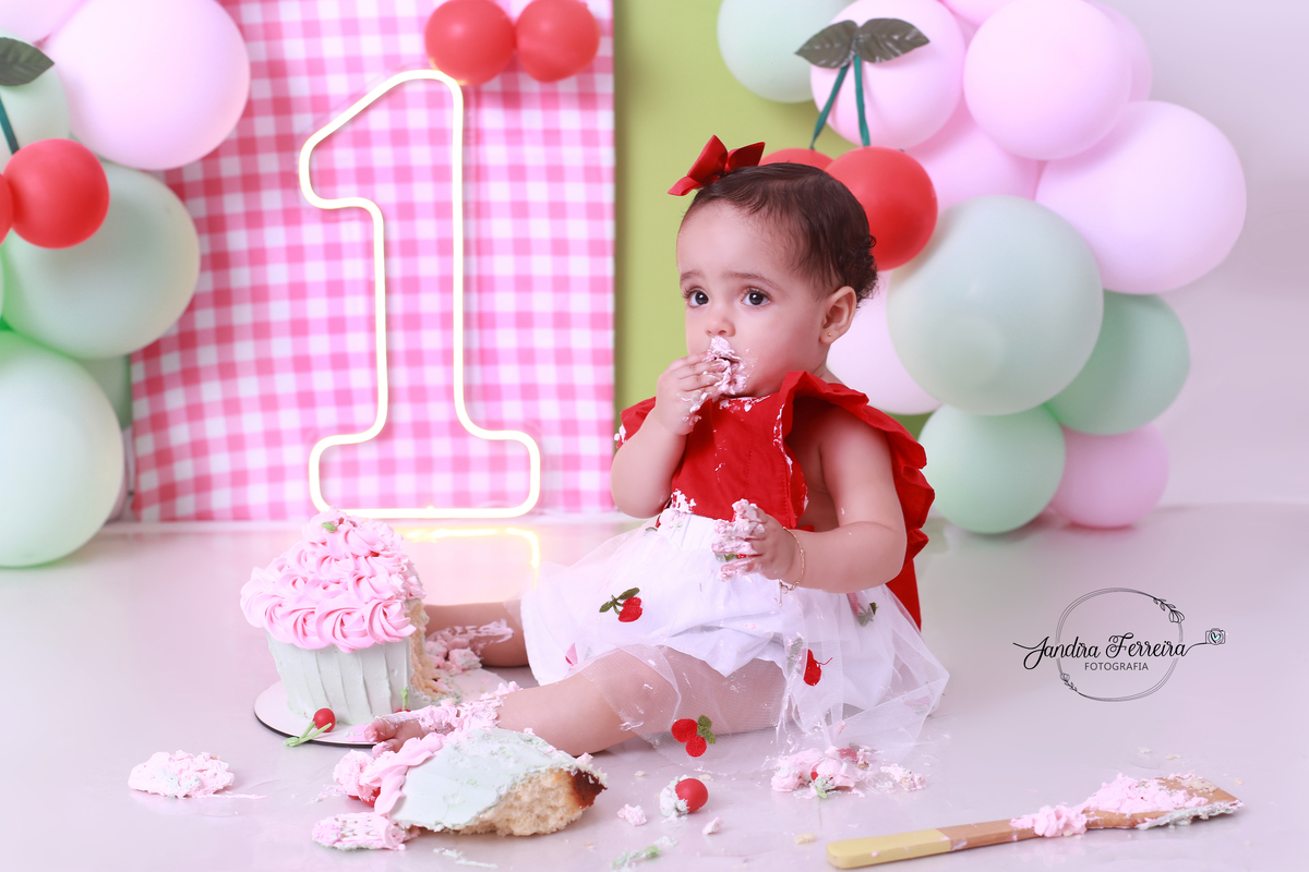 Ensaio fotográfico de um aninho com bolo.