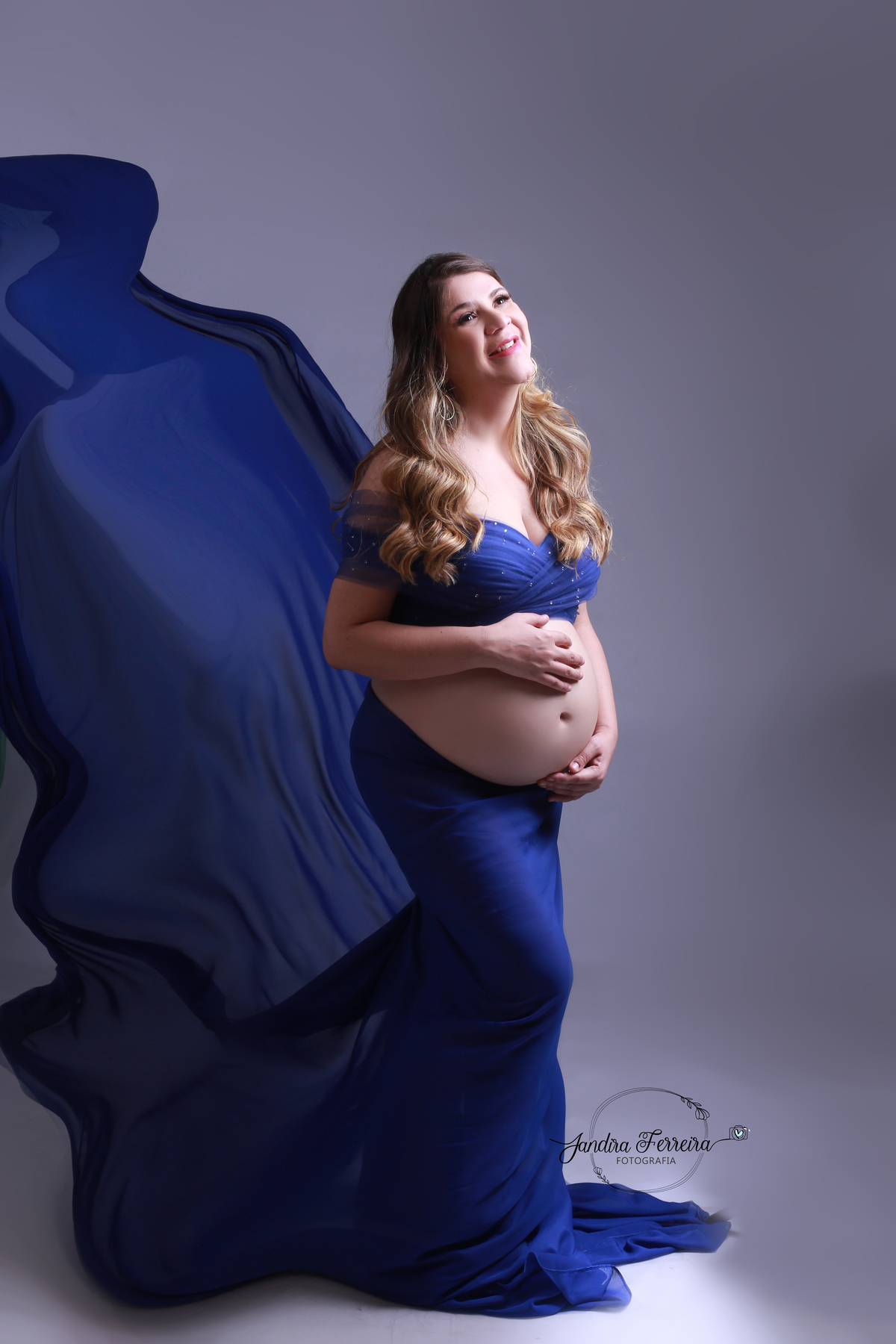 Estúdio completo para gestante com looks.