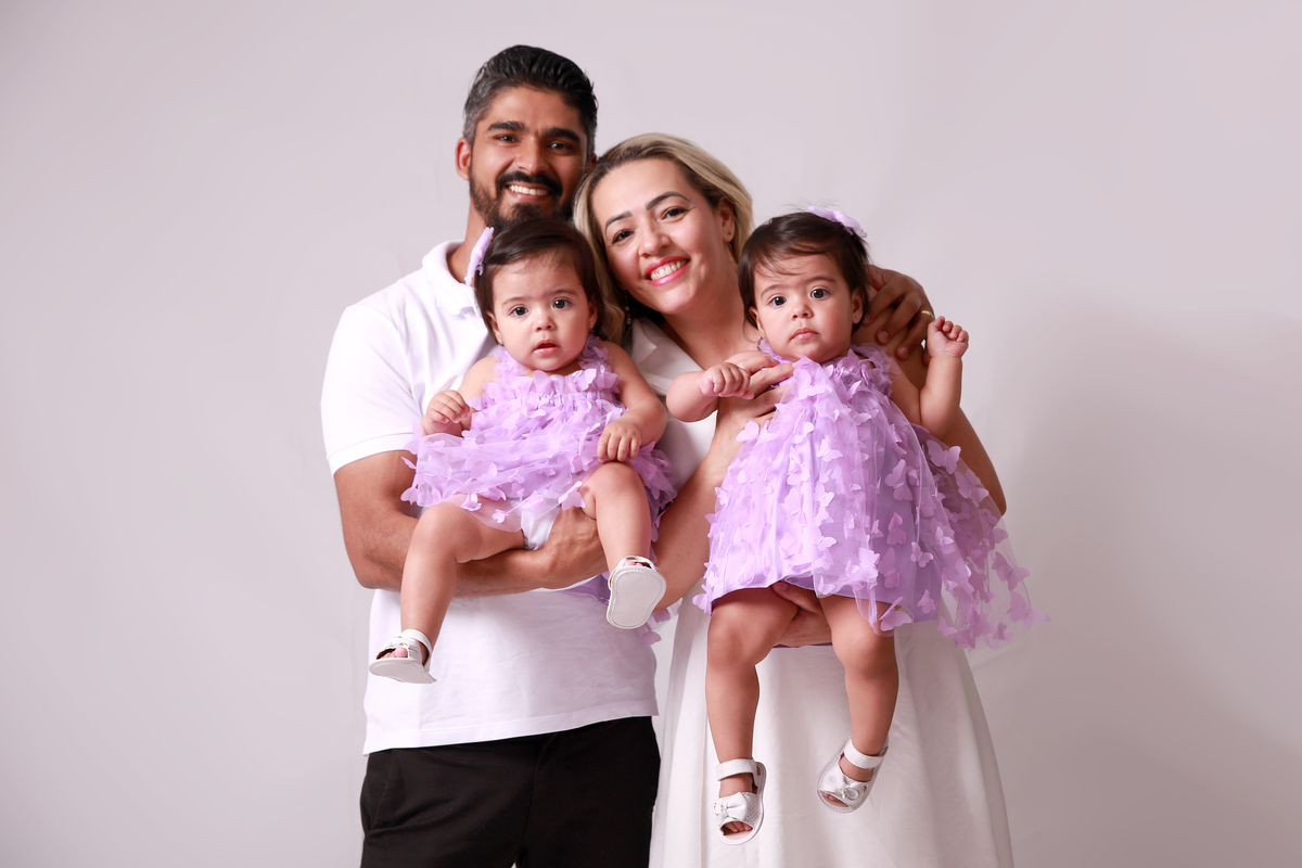 Ensaio de gêmeas com a família em SP.