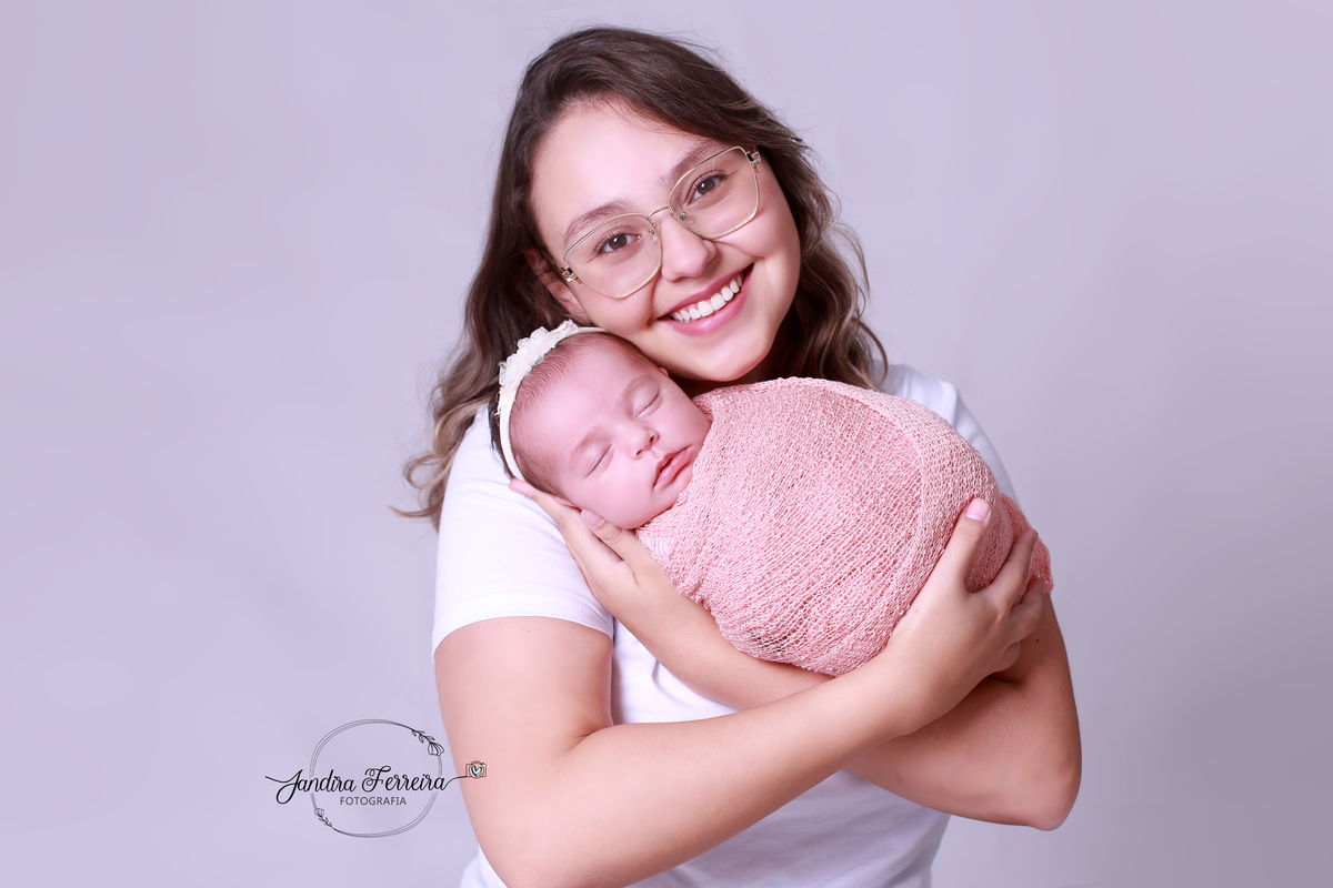 Recém-nascido com a mãe alto da lapa