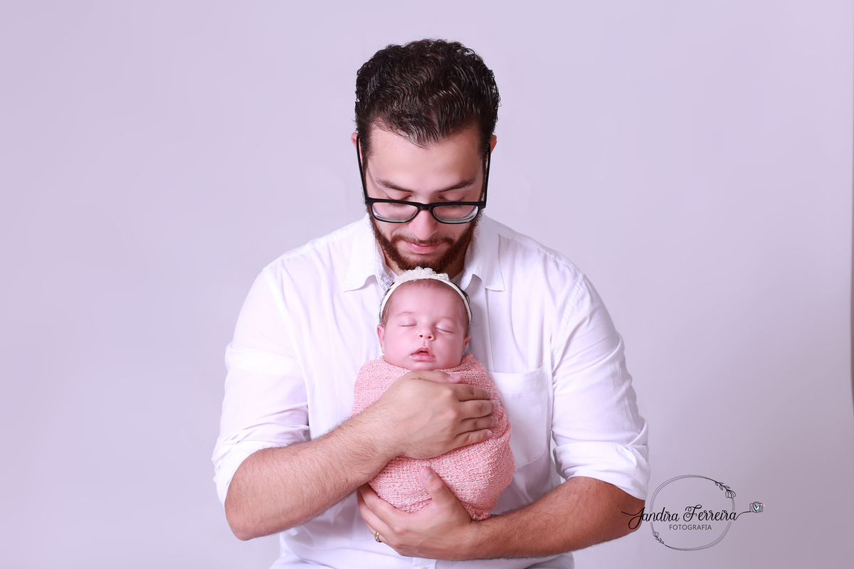 Ensaio de newborn com o pai em SP.