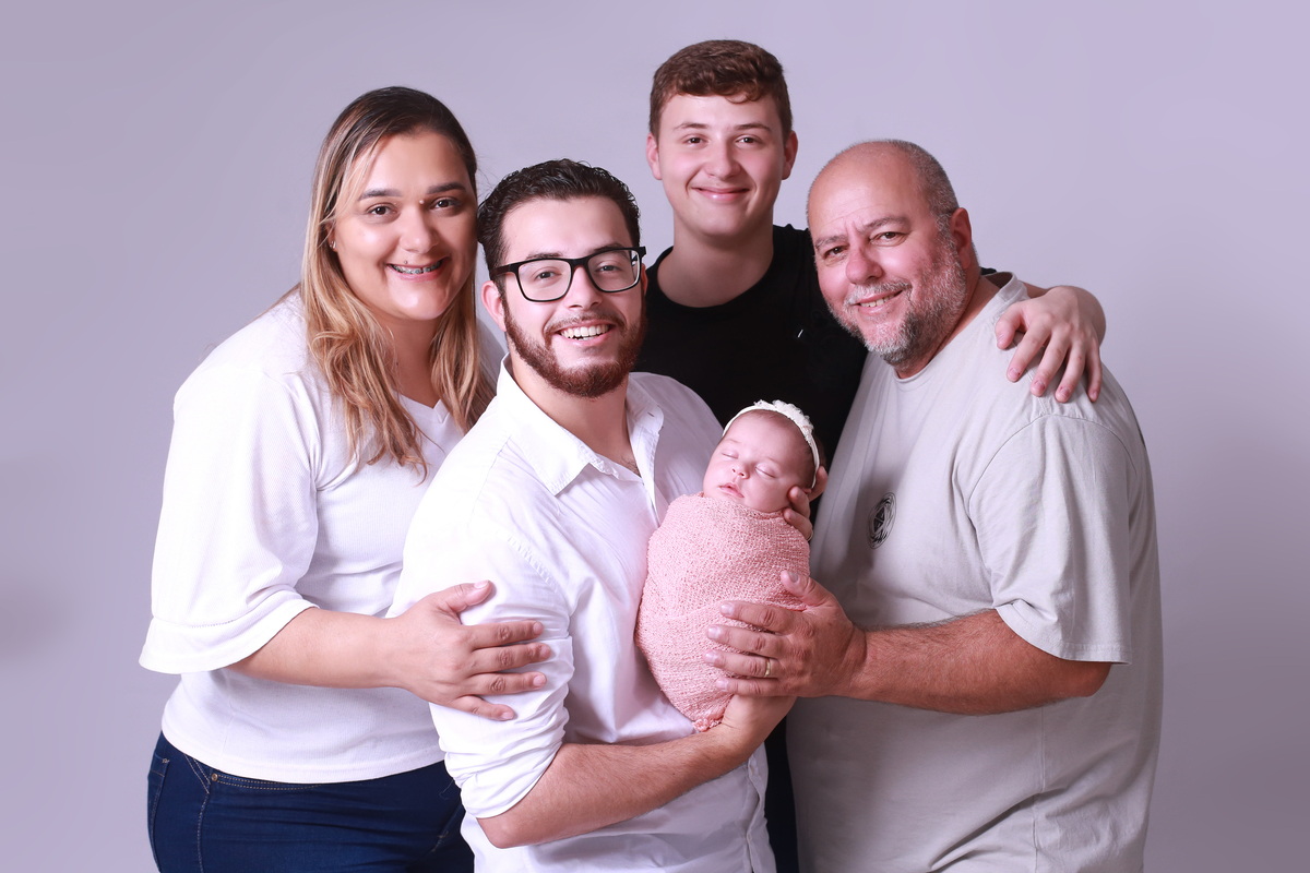 Newborn com a família.