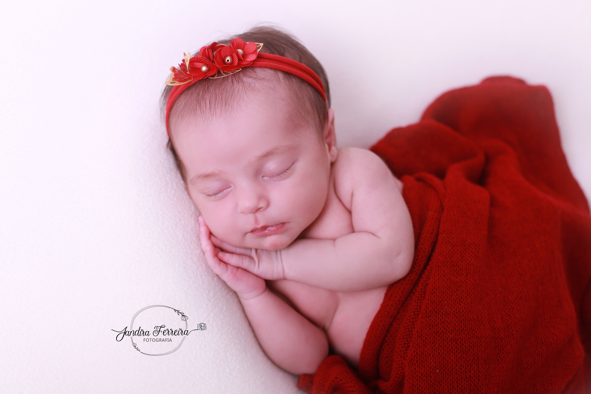 Newborn de vermelho