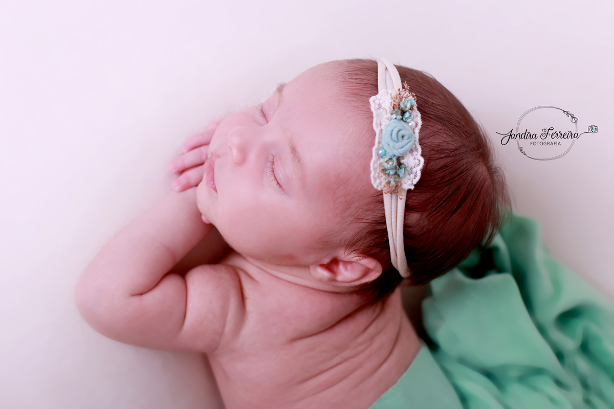 Newborn de menina na cor  verde.