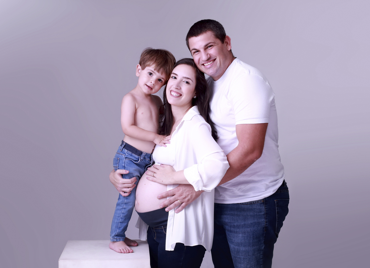 Foto de gestante com filhos.