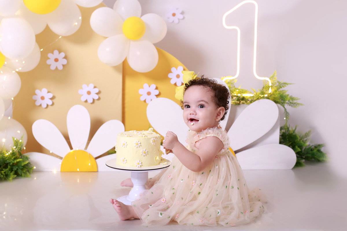 Ensaio de um aninho com bolo, tema margarida.