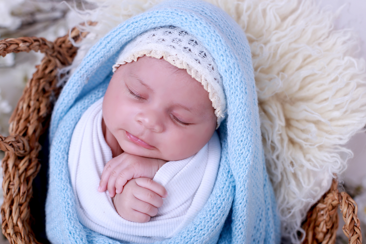 Newborn de menina com azul
