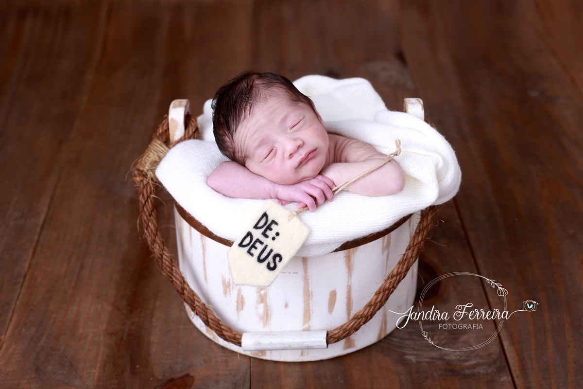 Ensaio de newborn no baldinho