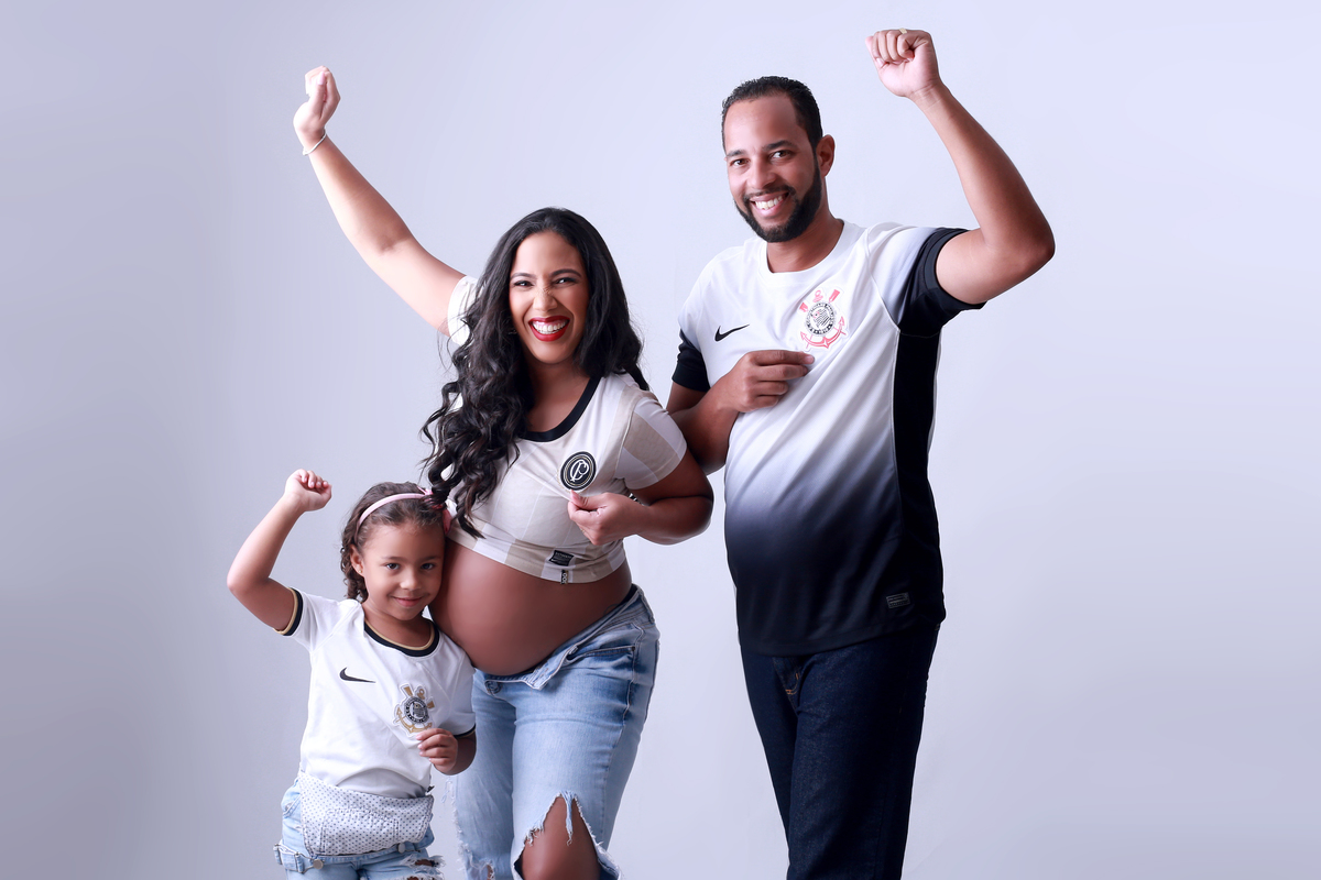 ensaio-de-gestante-divertido-com-asas-e-camisa-de-futebol