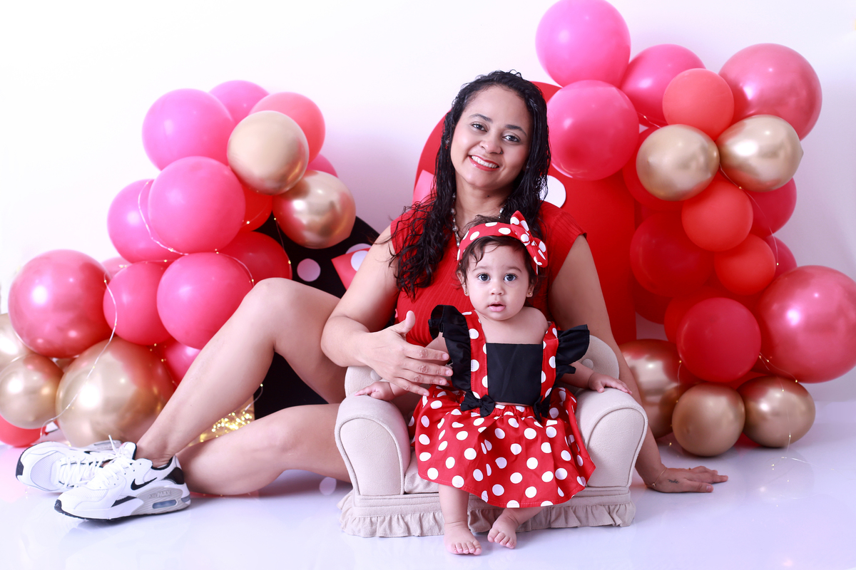 Bebê e família comemorando o Smash the Cake em SP.