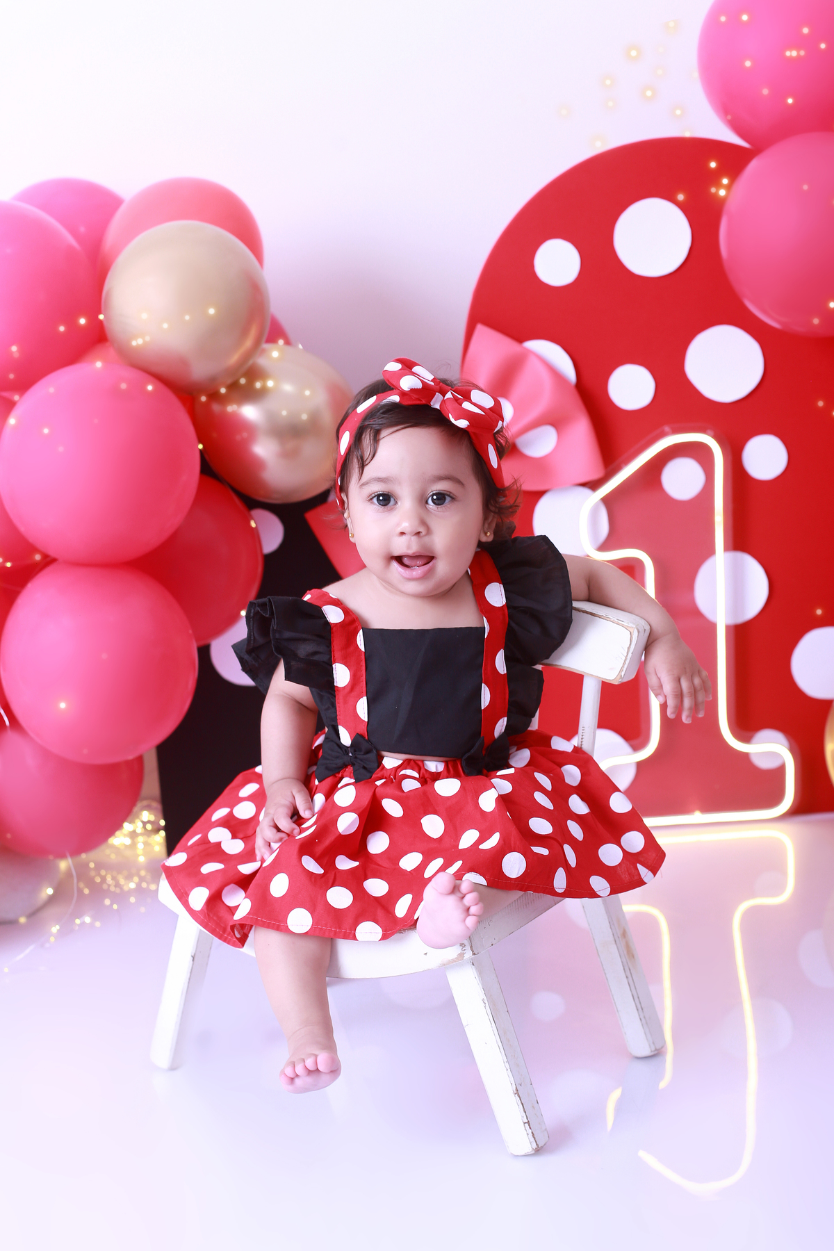 Ensaio fotográfico de 1 ano em São Paulo – Smash the Cake tema Minnie, cheio de cores e alegria.