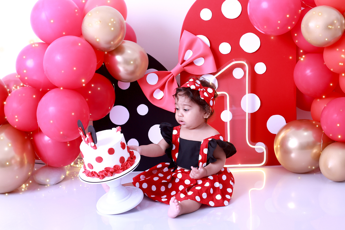 Smash the Cake com tema Minnie em estúdio na zona leste de São Paulo – ensaio cheio de magia.