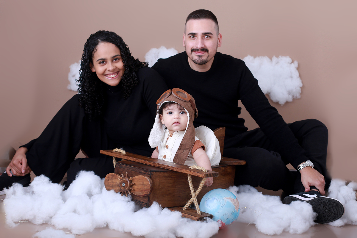 pais participando do ensaio do bebê