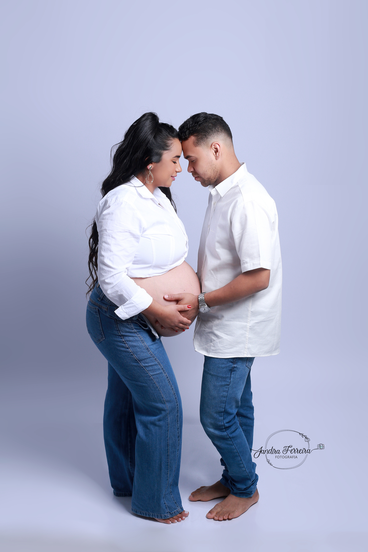 Ensaio de gestante com fundo neutro e vestido de renda, realizado próximo à Freguesia do Ó.