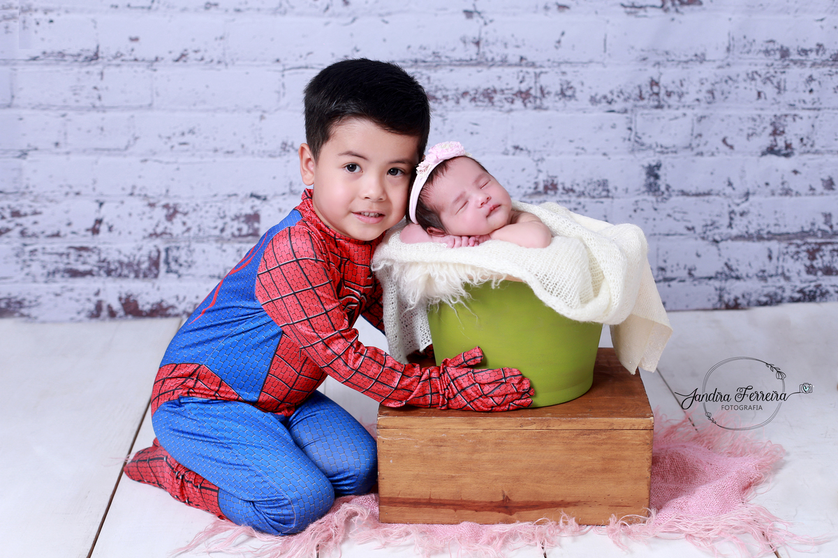 Fotografia newborn delicada – bebê recém-nascido dormindo com o irmão em cenário aconchegante no Jaraguá.”