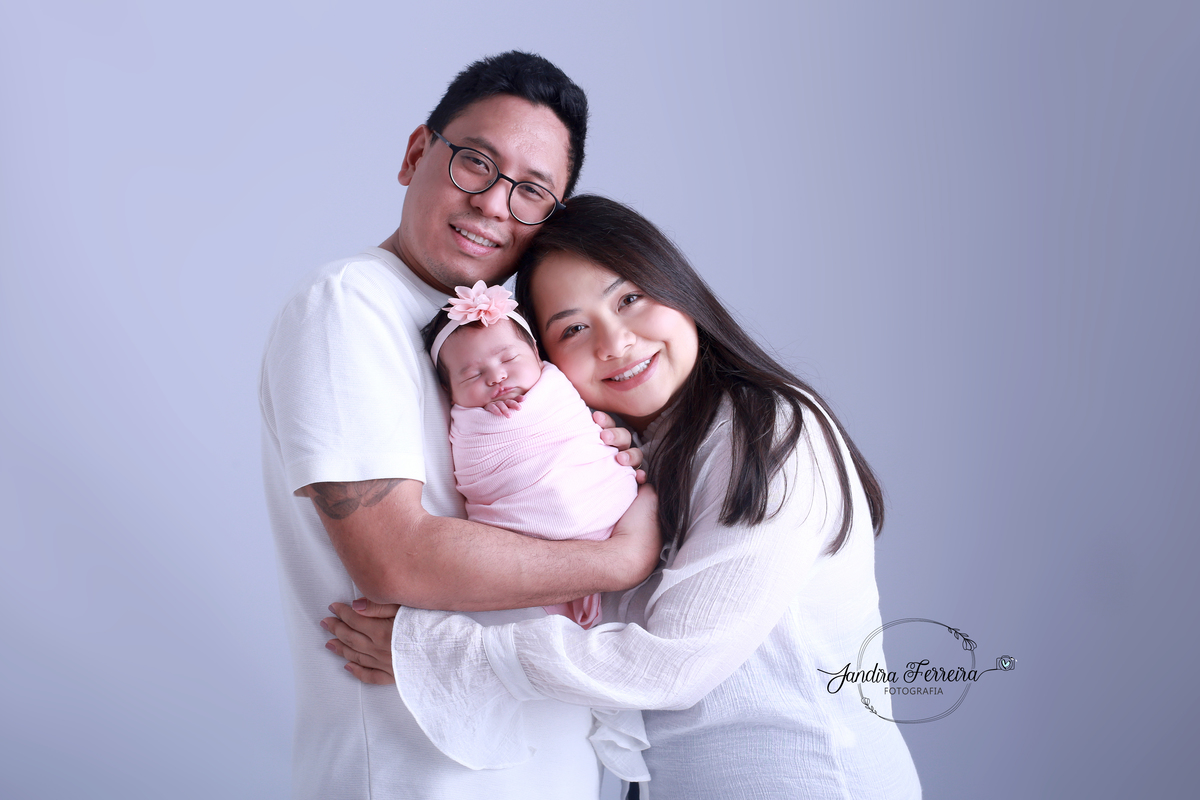 Fotografia profissional de recém-nascido com irmãos – registro de amor e conexão familiar