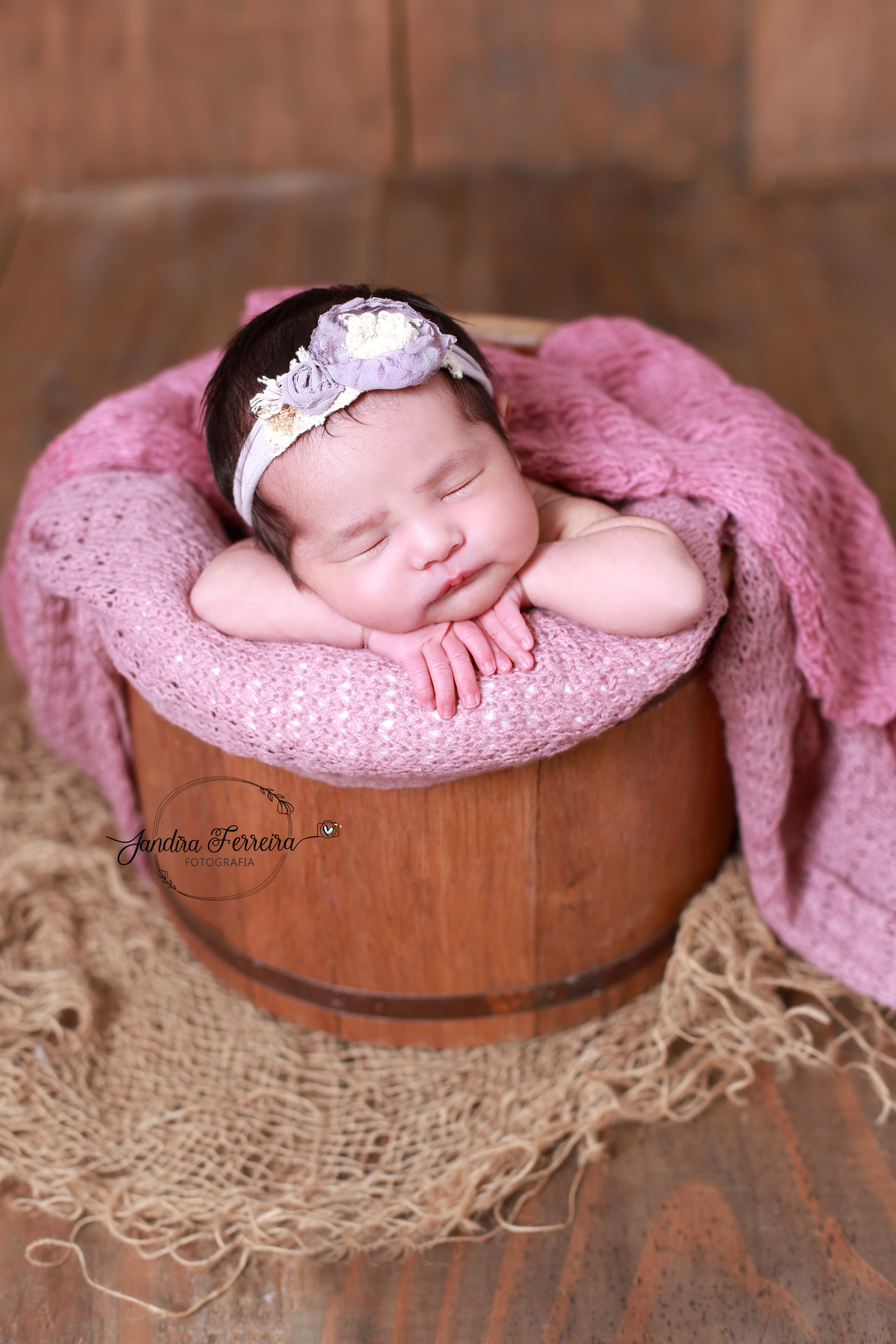 Ensaio newborn em São Paulo – bebê envolto em manta macia, com luz suave e pose natural