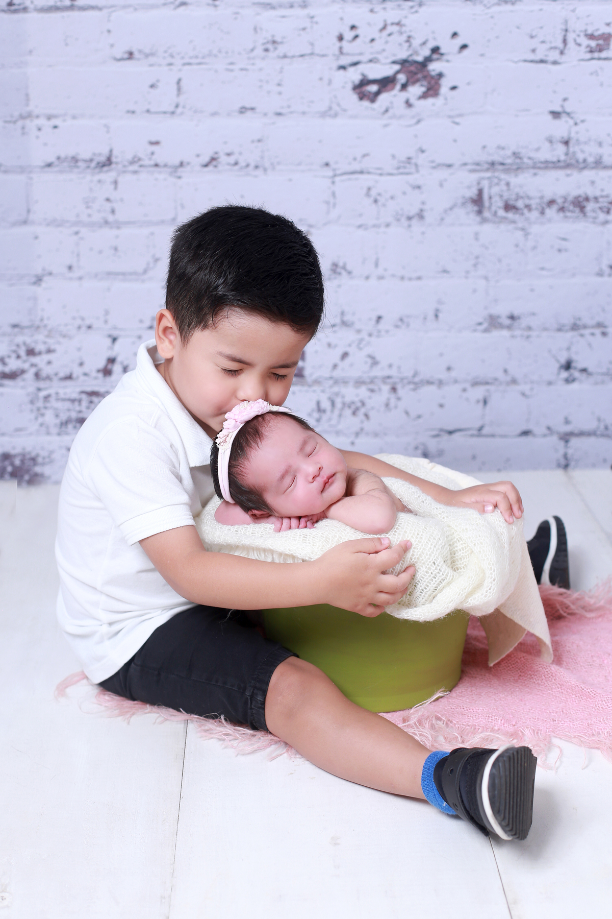 Ensaio newborn com irmão mais velho – momento de carinho e ternura no estúdio fotográfico no Jaraguá, São Paulo