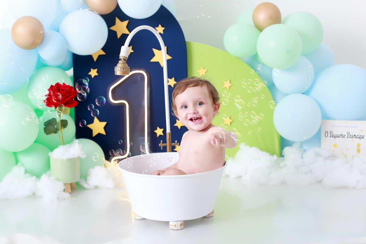 Cenário delicado e bebê encantado