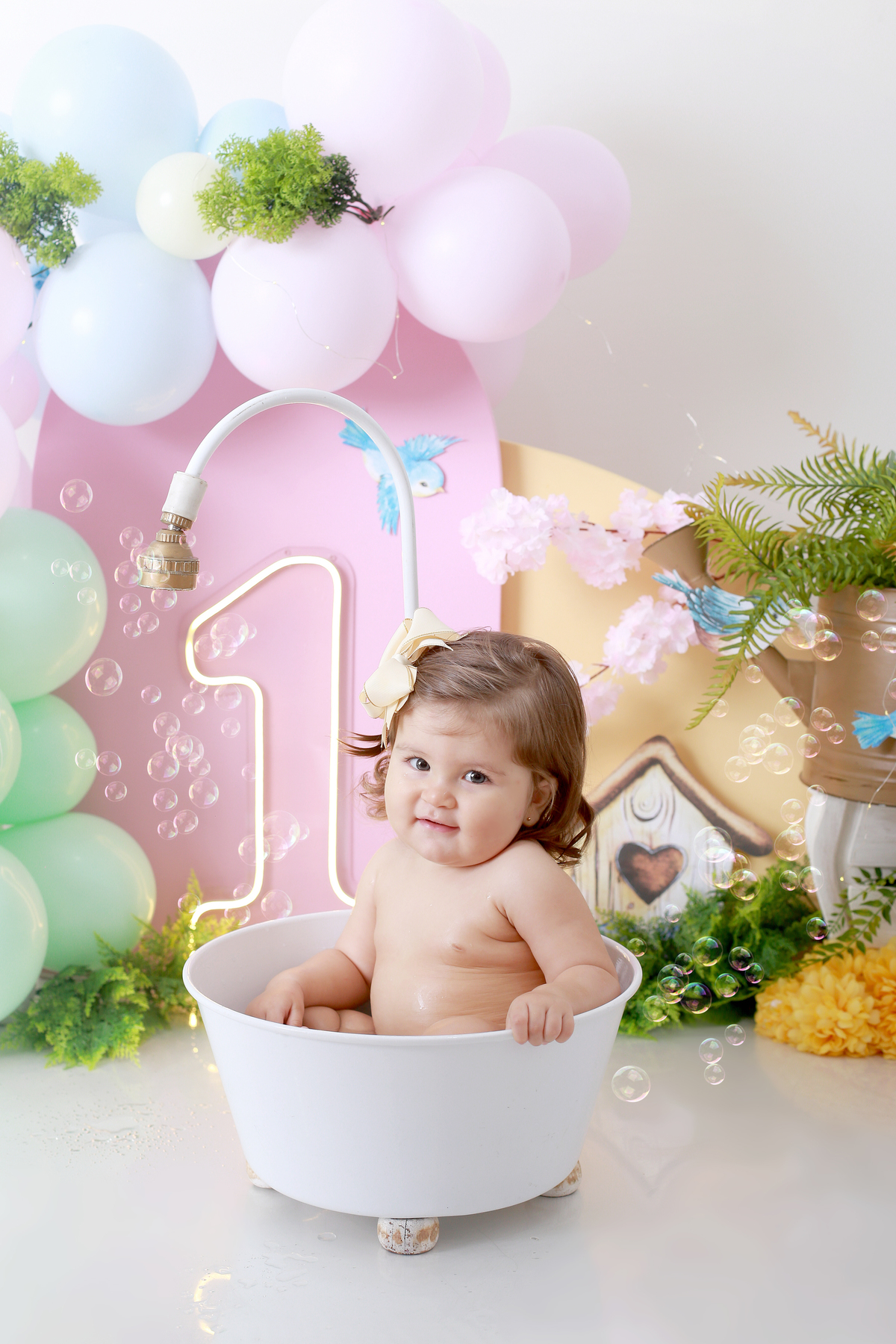 Um olhar doce no meio do cenário de conto de fadas — puro encanto no Smash the Cake.