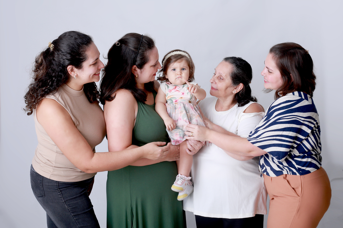 Sorrisinho espontâneo no meio do cenário encantado, perfeito para marcar o primeiro aninho.