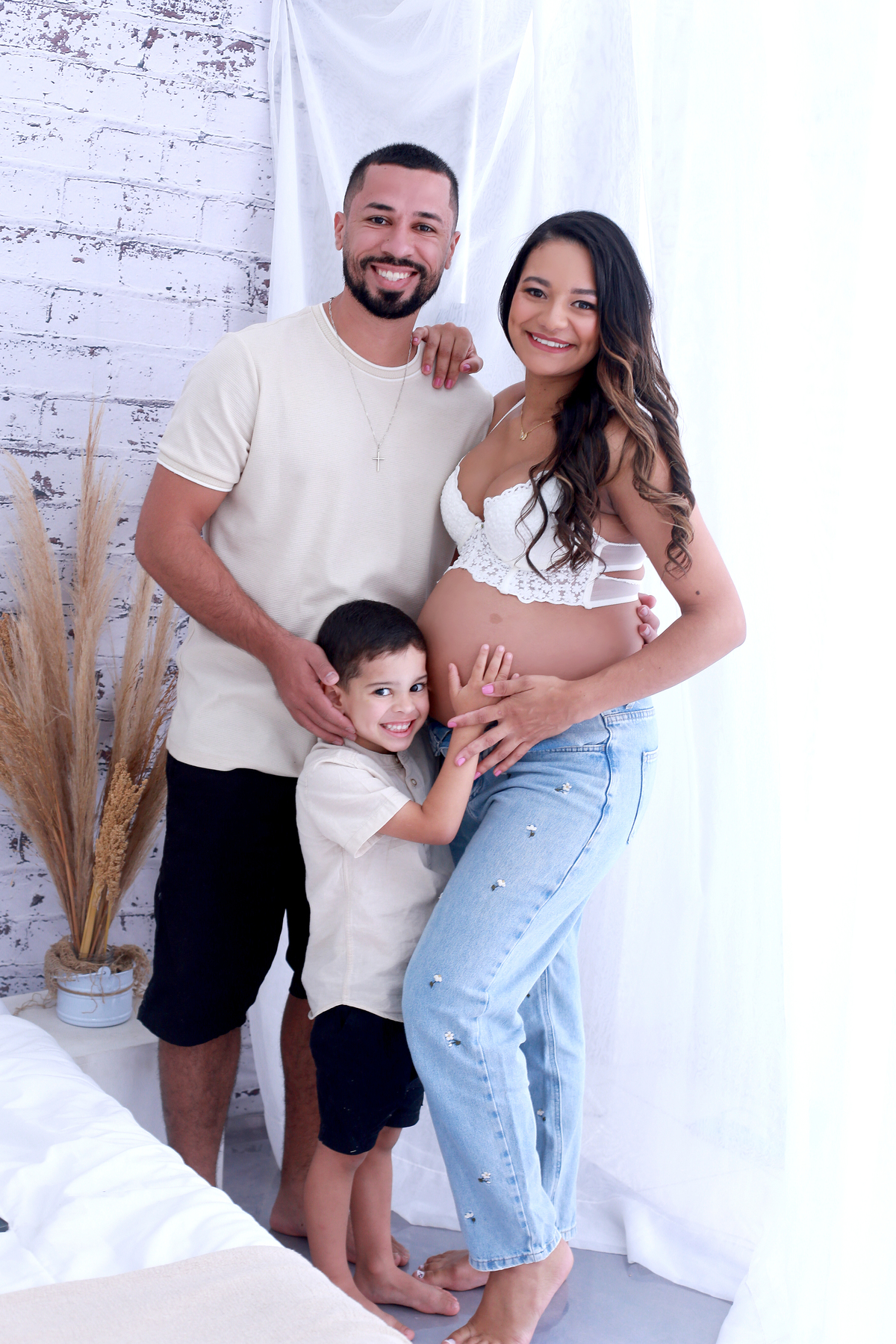 ensaio de gestante na cama, com a familia