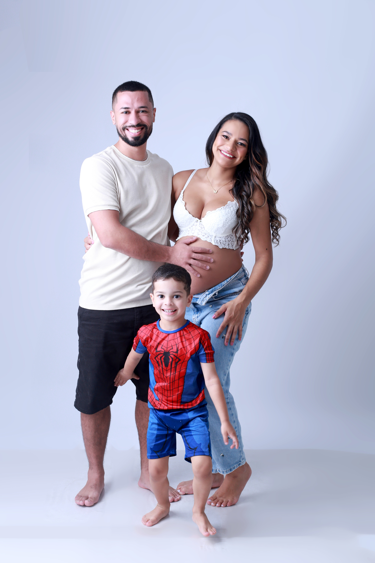 ensaio de gestante filho mais velho vestido de homem aranha.