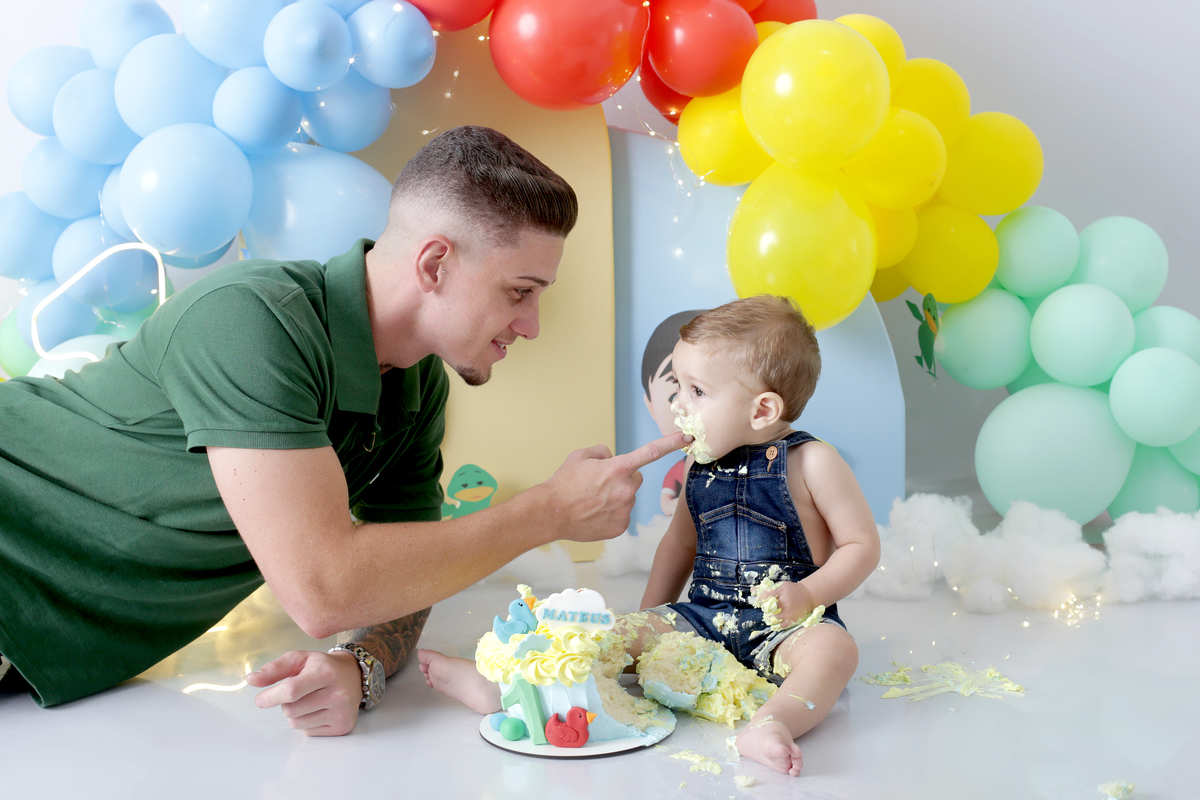 papai com bebê no smash com bolo