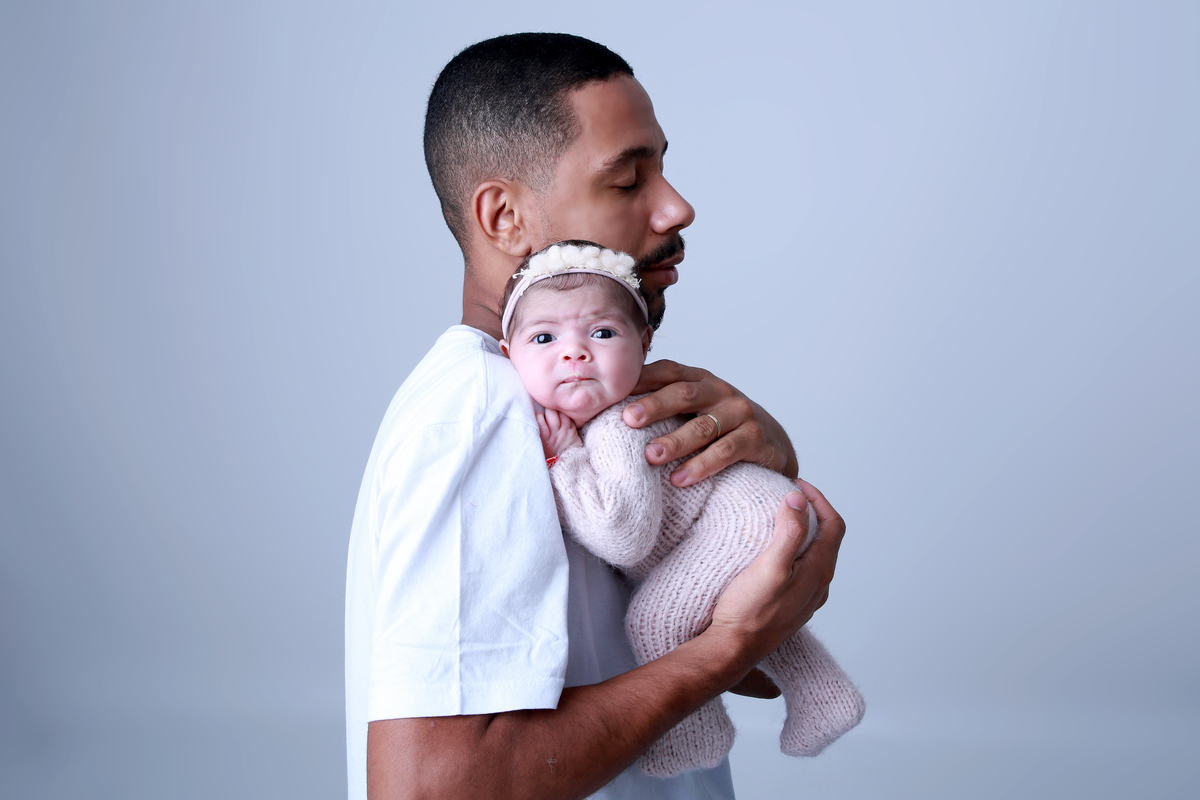 Ensaio de Newborn de menina em são Paulo com o pai.