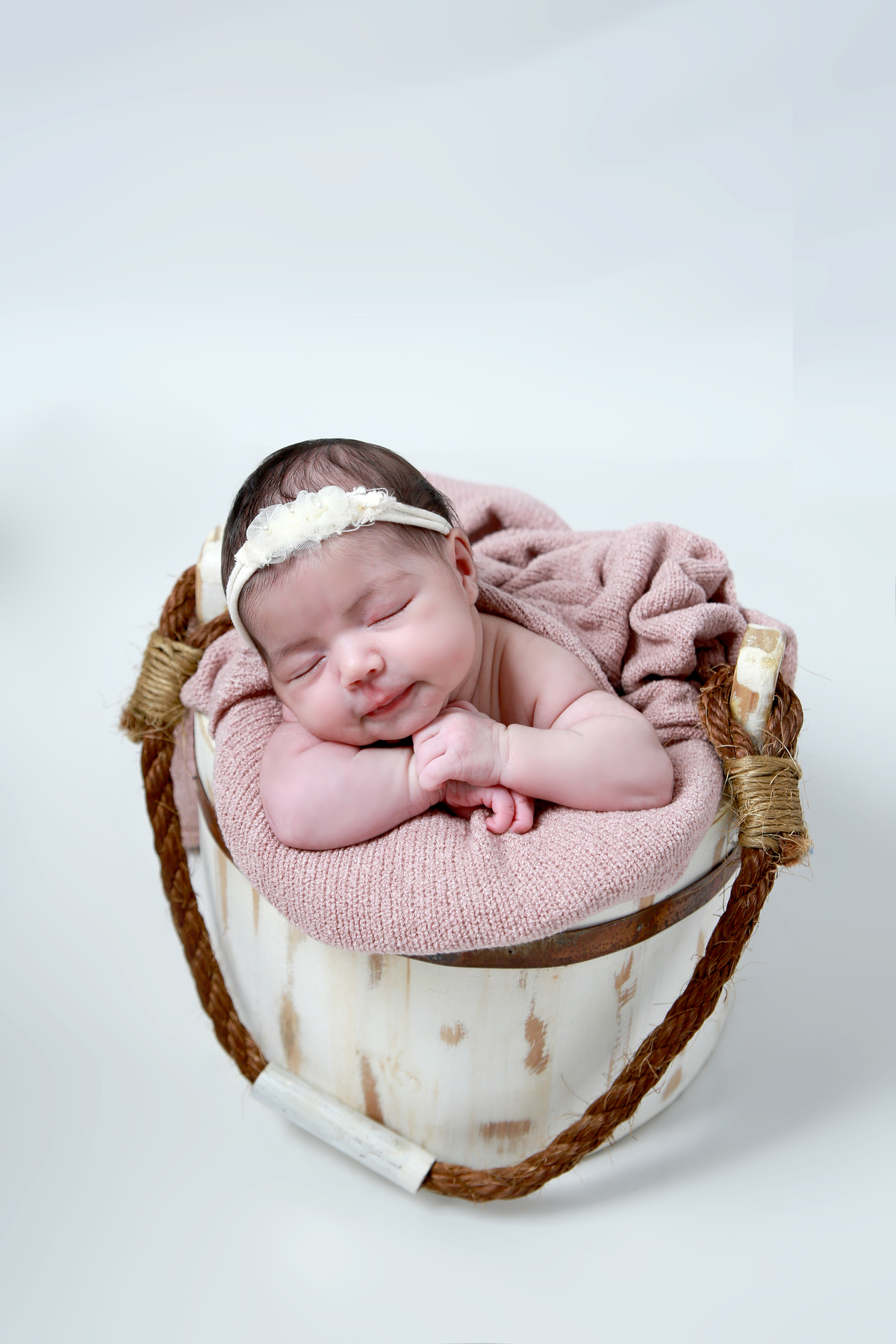 Ensaio de Newborn de menina em são Paulo, no baldinho.