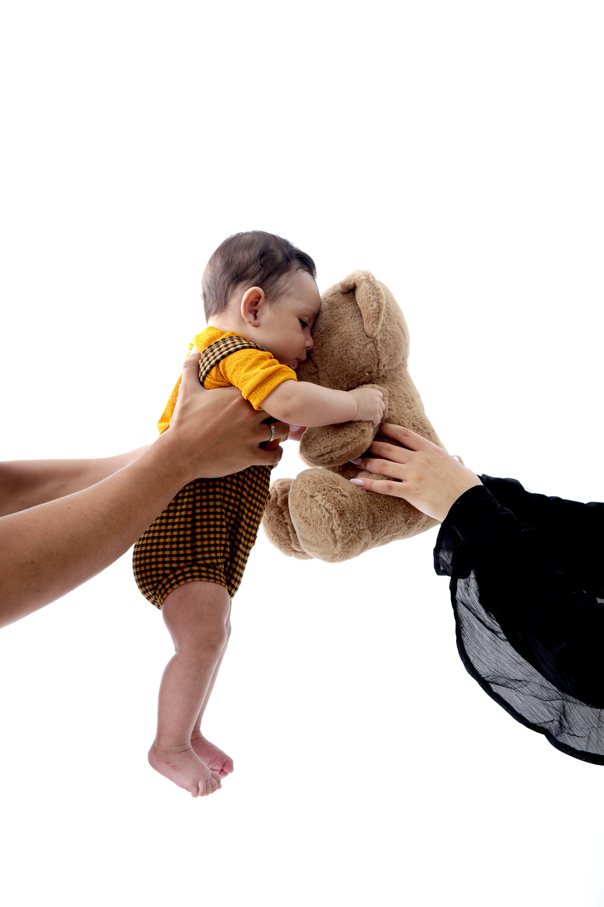 Bebê abraçando ursinho.