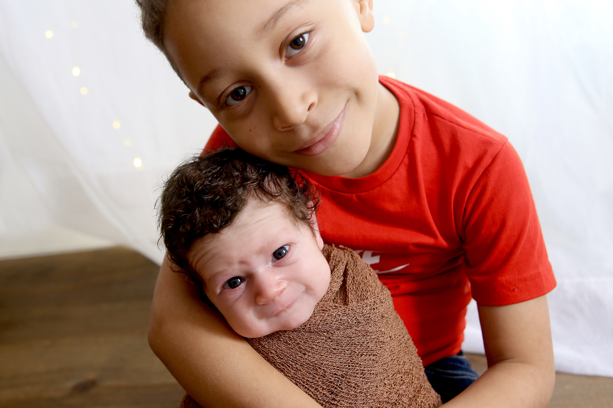 newborn com o irmão