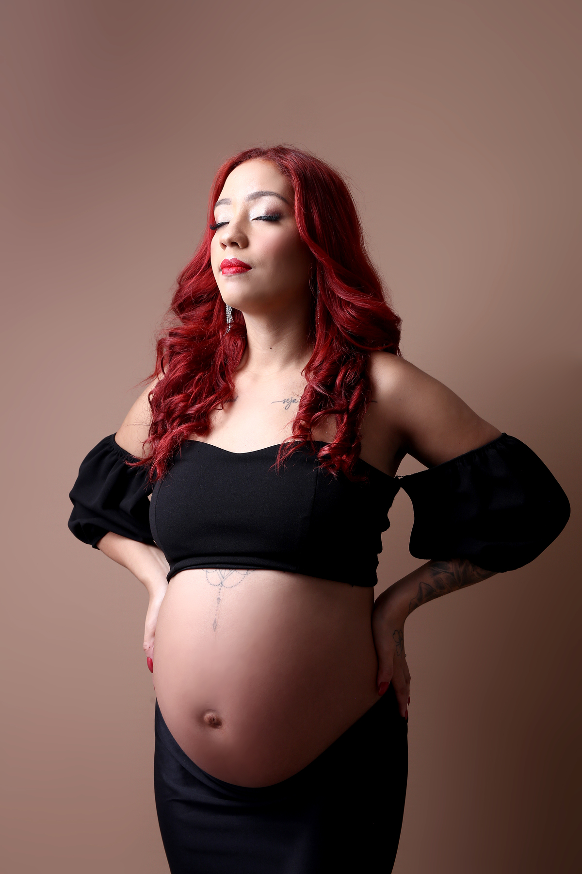 gestante com cabelo vermelho e roupa preta