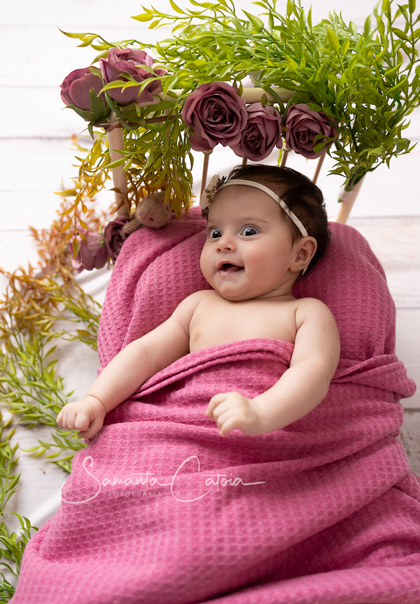 Sorrido da bela Maria Antônia em seu ensaio newborn, fotografada pela Samanta CAtoia, fotógrafa especialista em newborn, em Florianópolis-SC.
