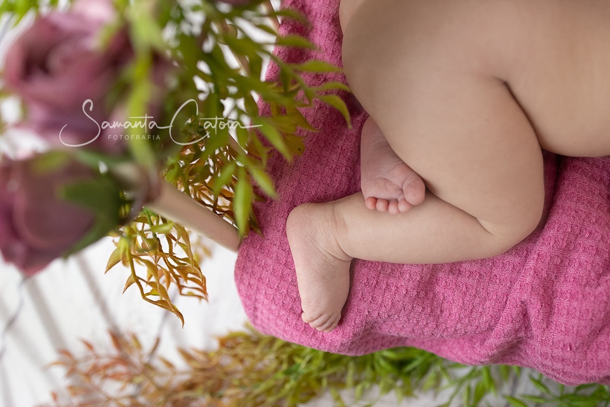 Detalhe dos pezinhos no ensaio newborn da bebê Maria Antônia realizado no estúdio da fotógrafa Samanta Catoia em Florianópolis - SC
