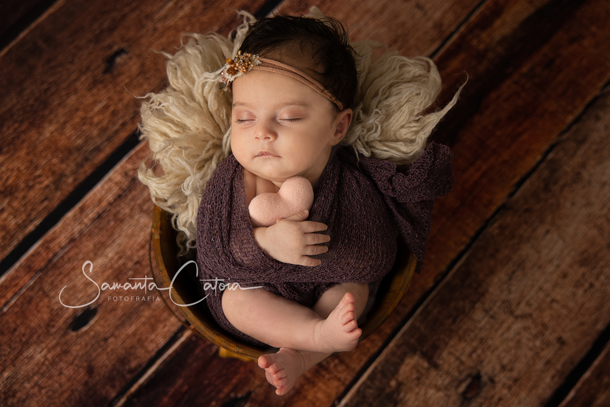 Ensaio bebê com quase dois meses, Maria Antônia em Florianópolis - SC pela fotógrafa Samanta Catoia na casa da cliente