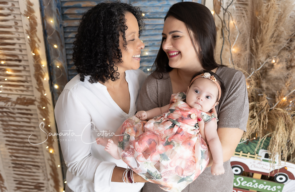 Ensaio de Natal - mães se olhando - baby Maria Antônia - fotógrafa Samanta CAtoia - estúdio de fotografia - Florianópolis - SC
