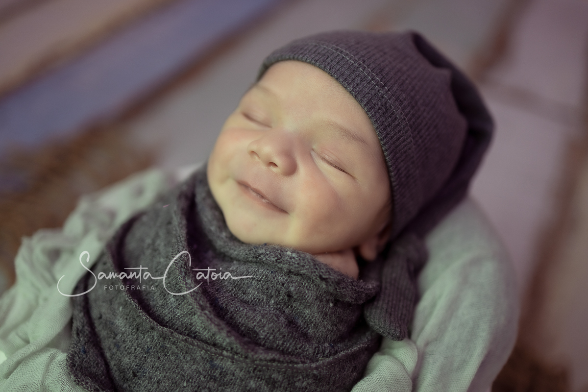Um lindo sorriso do Lorenzo com 9 dias, em seu ensaio newborn, pela fotógrafa Samanta Catoia, em estúdio fotográfico em Florianópolis. SC.
